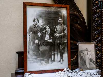 Anche questo ambiente pullula di cimeli, a partire da una foto d�epoca dei nonni...
